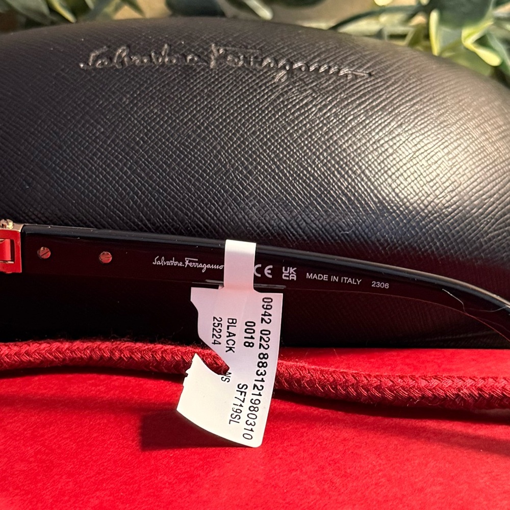Salvatore Ferragamo SF719S Black Oversized Sunglasses – NWT w/ Case - Picture 6 of 9
